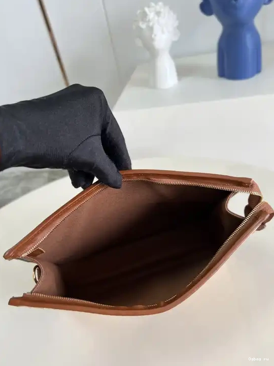 LOUIS ON TOILETRY CHAIN POUCH VUITTON 0606